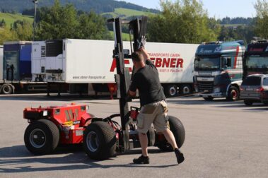 LKW mit Mitnahme Stapler 2